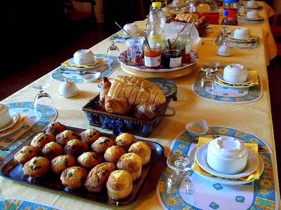 mesa de desayuno en la casa de huéspedes