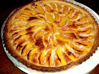 tarte aux pêches de Brigitte proposée aux hôtes du Domaine Saint-Louis